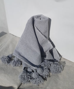Pompom deken lichtgrijs -s-